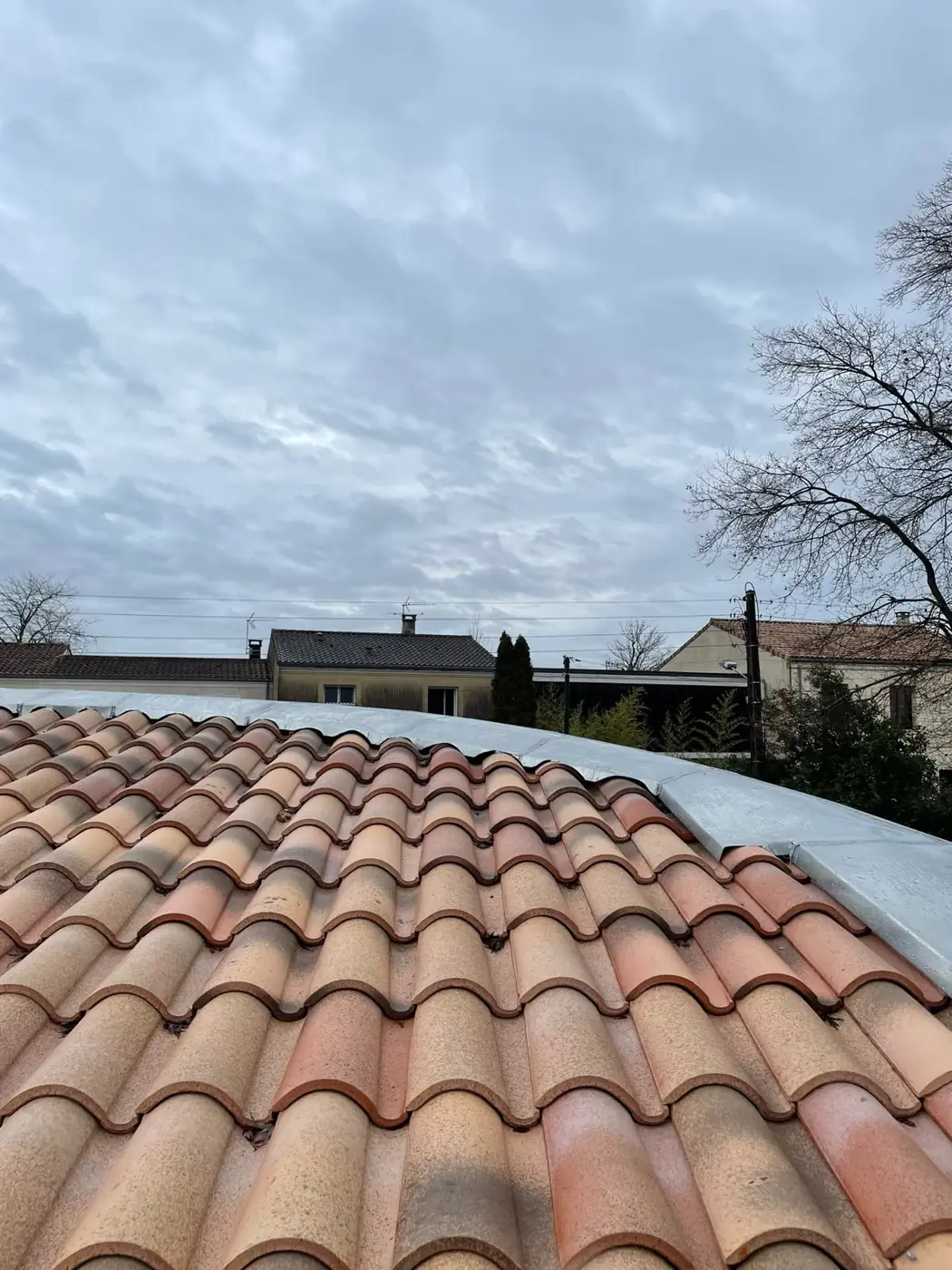 Toiture en tuiles canal rénovée et propre à Marmande